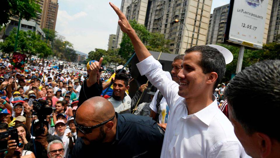 Presidente interino da Venezuela, Juan Guaidó, discursa para manifestantes. Foto: AFP