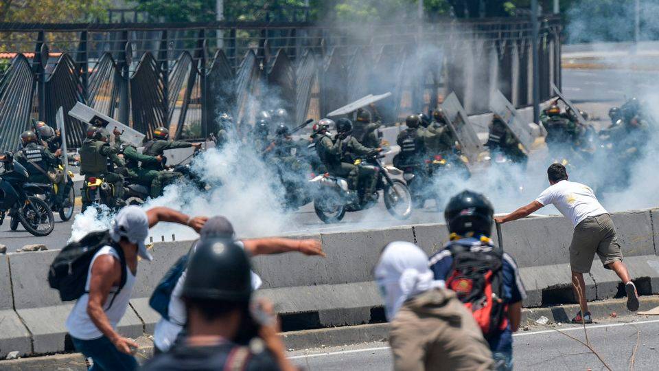 Conflito entre manifestantes e as forças de segurança comandadas por Maduro. Foto: Matias Delacroix/AFP