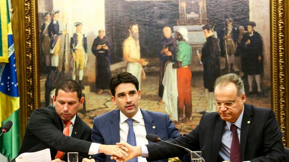 O presidente da comissão especial da reforma da Previdência, deputado Marcelo Ramos, o vice-presidente Silvio Costa Filho, e o relator Samuel Moreira, durante sessão de instalação.