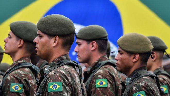 Soldados brasileiros participam de cerimônia de graduação e rememoram o golpe militar de 1964 em São Paulo