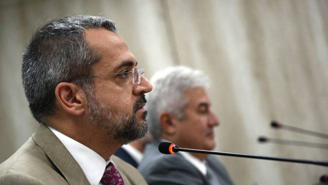 O Ministério da Educação, em parceria com o Ministério da Ciência, Tecnologia, Inovações e Comunicações, lançou nesta quarta-feira (17), no auditório Renato Archer, no térreo do MCTIC, o Programa Ciência na Escola (PEC). O programa visa aprimorar a qualidade do ensino de ciências nas escolas públicas de ensino fundamental e médio brasileiras. O objetivo é estimular alunos para as carreiras científicas, qualificar professores para o ensino por investigação científica e fortalecer a interação entre instituições de ensino superior e escolas de ensino fundamental e médio. – Fotos: Andre Sousa/MEC