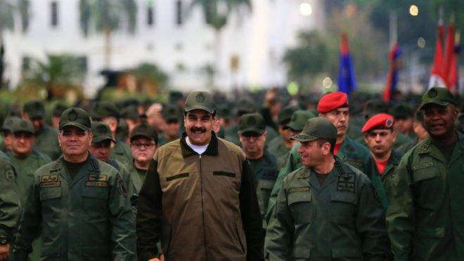 Nicolás Maduro marcha com as tropas militares acompanhado pelo ministro da Defesa Vladimir Padrino (L), no "Fuerte Tiuna" em Caracas, Venezuela em 2 de maio de 2019 | Foto: Presidência/JHONN ZERPA / AFP