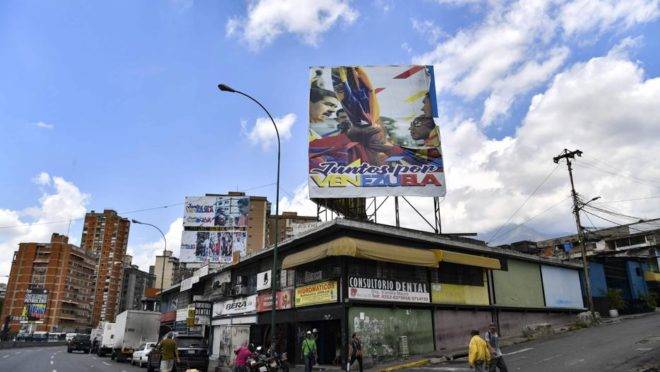 Cartaz com a imagem do ditador venezuelano Nicolás Maduro no bairro de Petare, na capital Caracas. Membros do chavismo enriquecem com atividades criminosas enquanto país entra em colapso