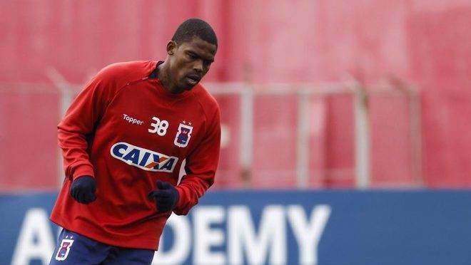 Maicosuel durante treino do Paraná Clube na Vila Capanema, antes de ser barrado pela diretoria.