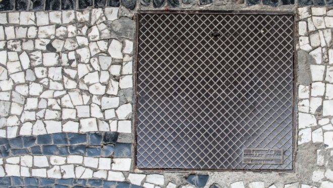Rua XV tem 64 tampas para acesso ao sistema de cabos de energia.