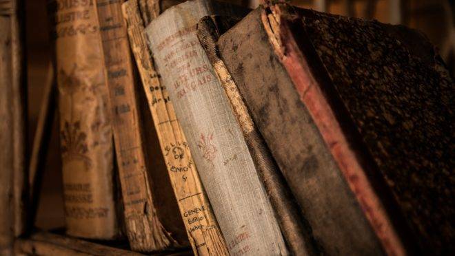 Livros em uma estante.