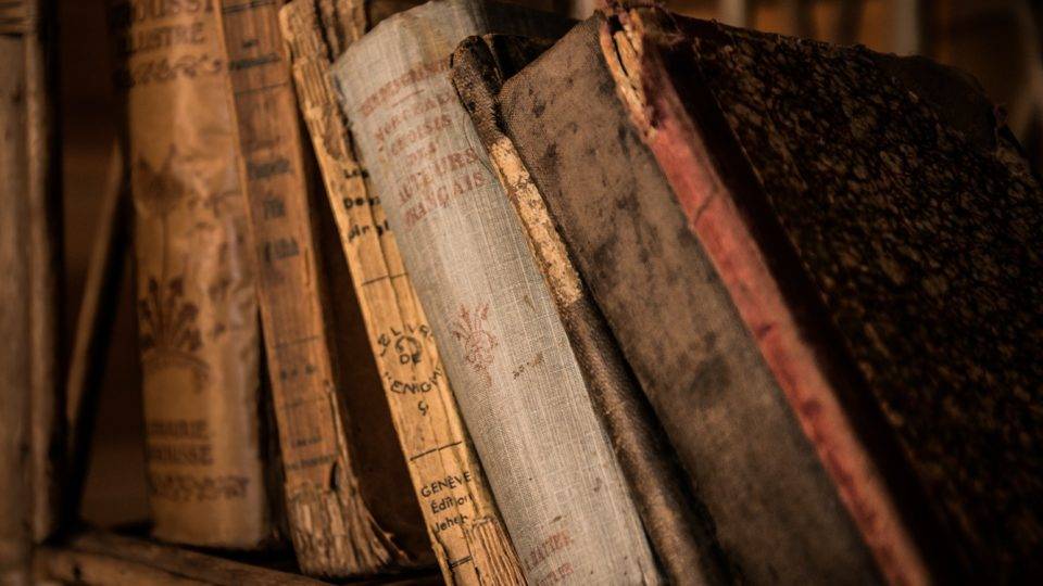Os limites da ciência e o renascer da filosofia Livros em uma estante.
