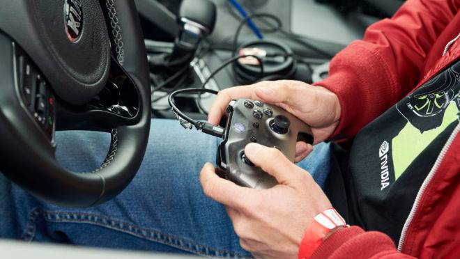 Um hacker de carros com um controle Xbox, que costuma ser usado para calibrar e testar a direção, a aceleração e os freios antes de passar os controles para o software, durante a Self Racing Cars. Foto: Aaron Wojack/The New York Times