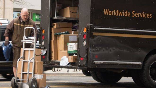 Trabalhador faz entregas em Washington, EUA, dezembro de 2017. Os Estados Unidos registraram taxa recorde de desemprego