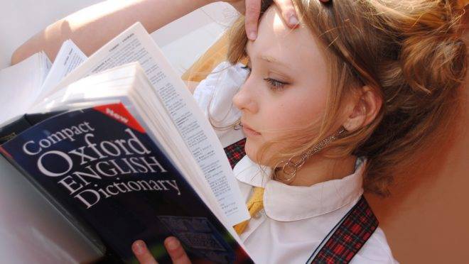 Menina estudando inglês.