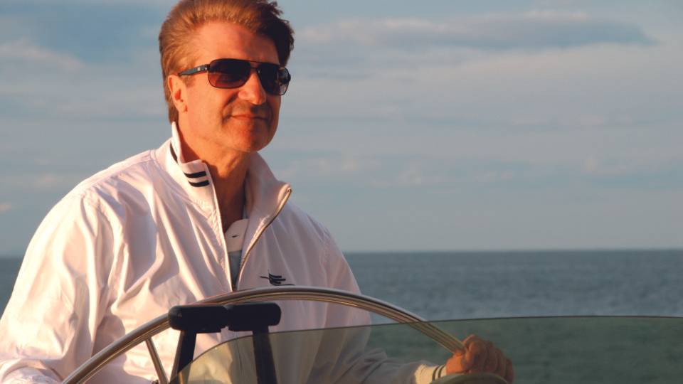 Arnaldo Dias dos Reis: vitalidade para a medicina, o futebol e o mar Arnaldo Dias dos Reis era Neurocirurgião chefe do Serviço de Neurocirurgia do Hospital Angelina Caron e presidente do Conselho Consultivo do Paraná Clube