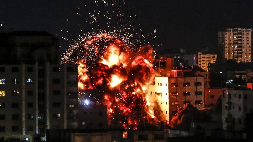 Explosão durante ataque israelense a Gaza, na Palestina