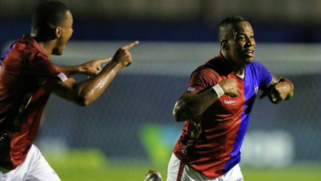 Guilherme Santos comemora o primeiro gol do Paraná. Foto: Jonathan Campos/Gazeta do Povo