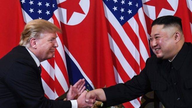 Donald Trump e Kim Jong Un se cumprimentam em cúpula no Vietnã
