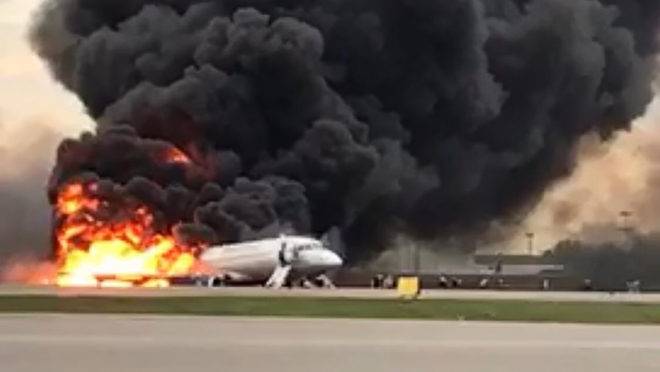 Avião da Aeroflot é consumido pelo fogo no aeroporto de Sheremetyevo