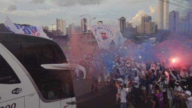 Festa da torcidas paranista na chegada do time ao estádio. Foto: Jonathan Campos/Gazeta do Povo