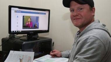 EJA a distância facilita vida de alunos adultos e trabalhadores Marcelo Haerber, 39 anos, encontrou no EJA a distancia a oportunidade que precisava para terminar o ensino médio. | Pedro Serapio/Gazeta do Povo