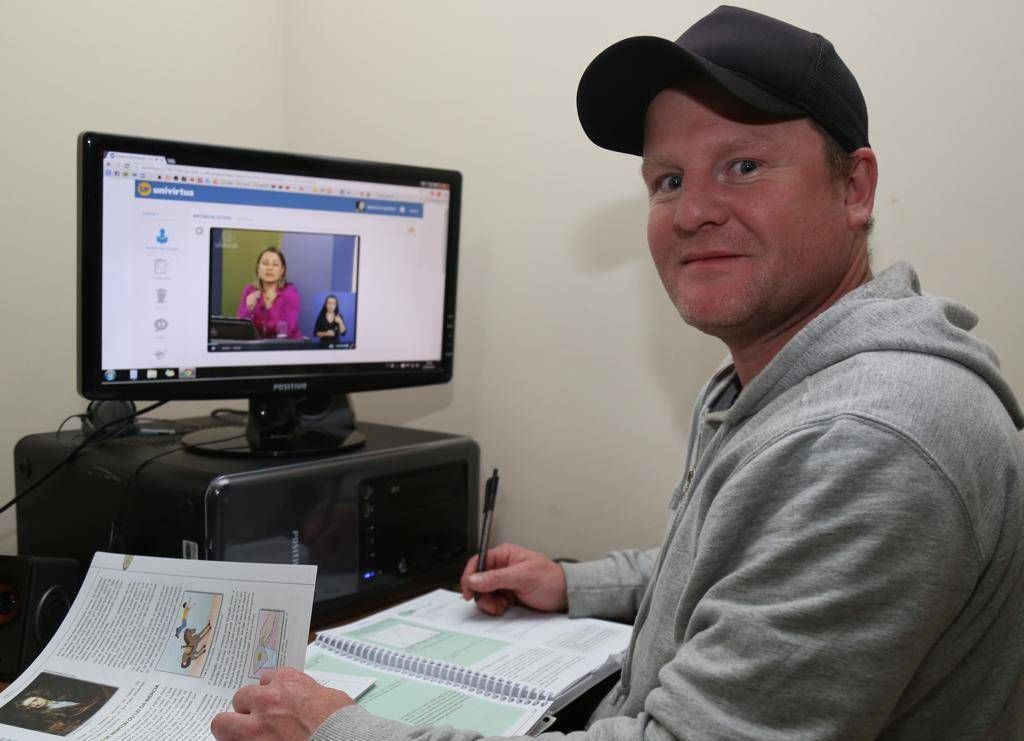 Marcelo Haerber, 39 anos, encontrou no EJA a distancia a oportunidade que precisava para terminar o ensino médio. | Pedro Serapio/Gazeta do Povo