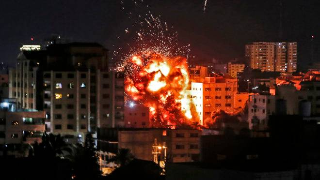Explosão durante um bombardeio israelense na Cidade de Gaza em 4 de maio de 2019