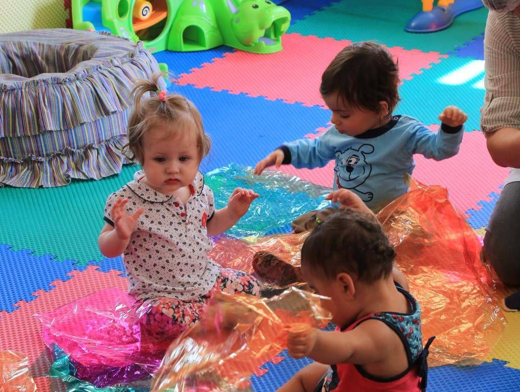 Texturas interessam muito aos bebês até o primeiro ano de idade. | Ivonaldo Alexandre/Gazeta do Povo