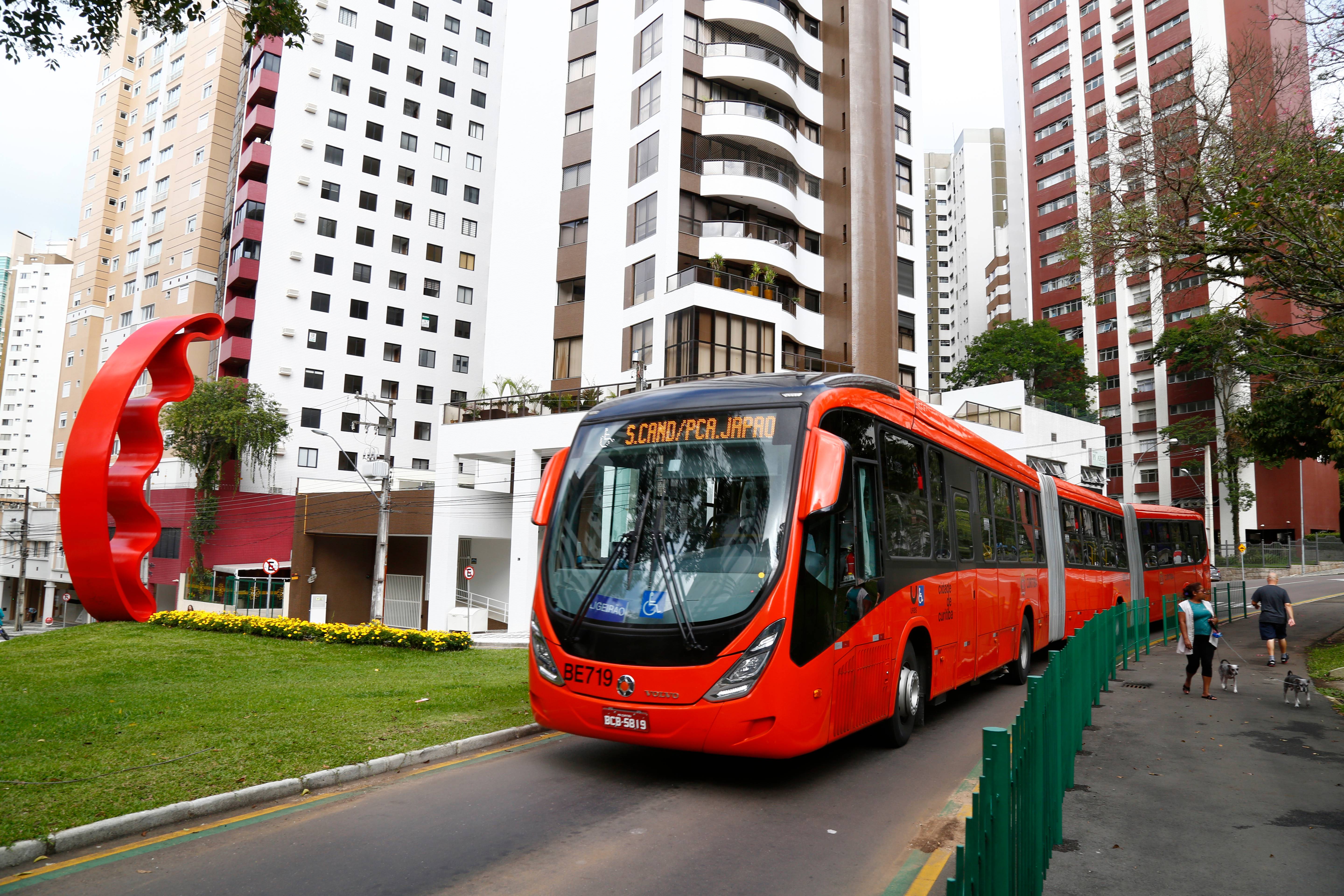Biarticulado passa pela Praça do Japão.