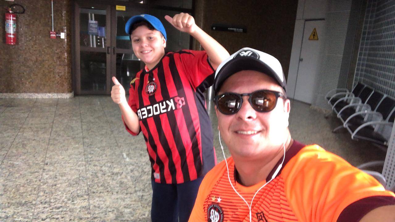 Boca x Athletico: Felipe e Caio Hansen no embarque para Buenos Aires.