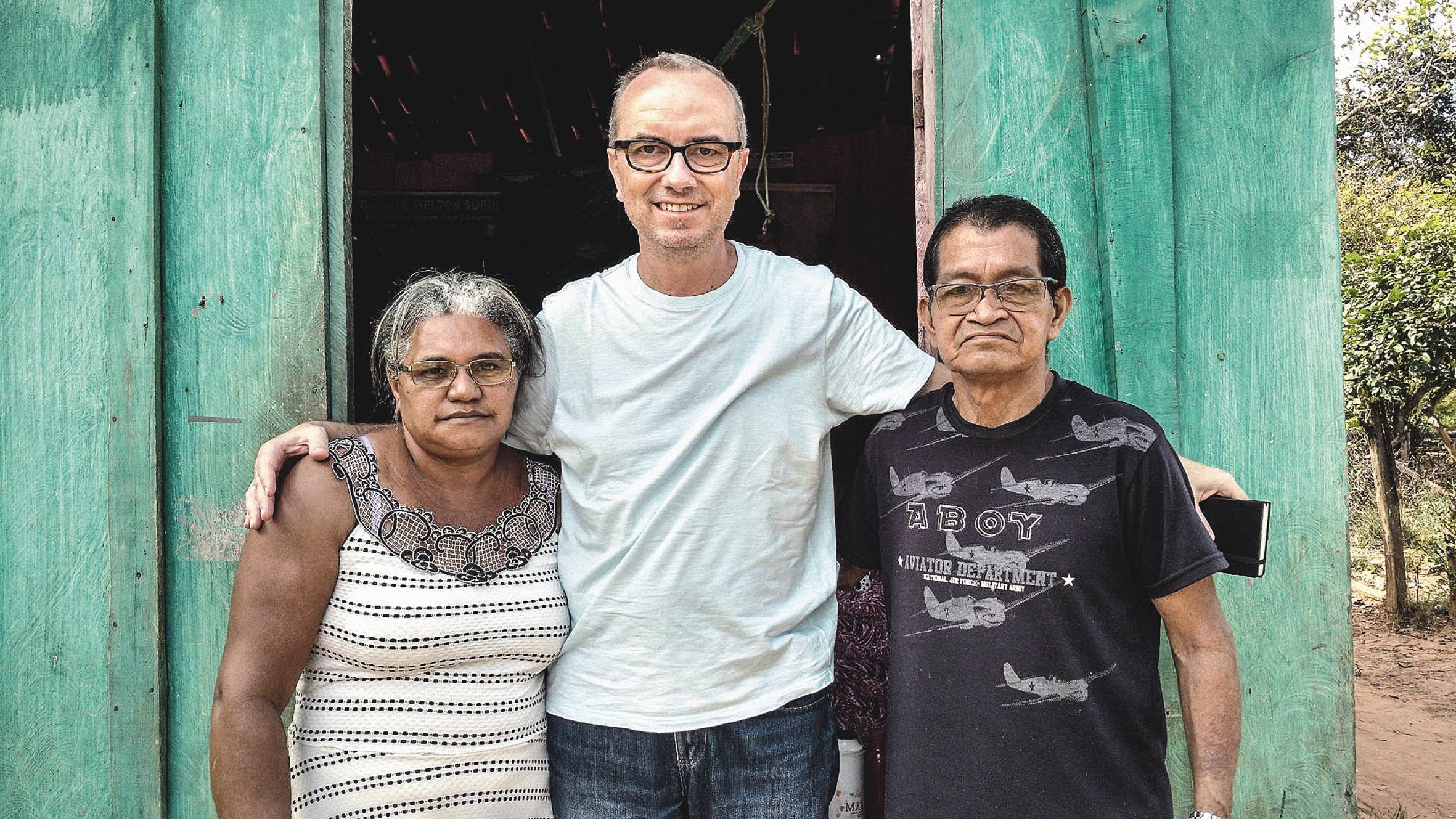 Eduardo Reina com moradores de aldeias próximas ao Araguaia, palco de suas pesquisas