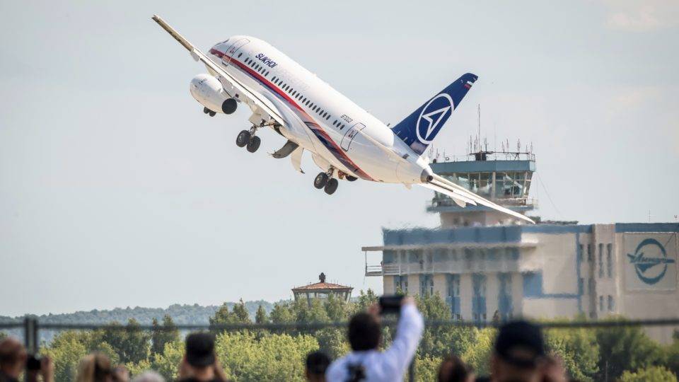A aeronave Sukhoi Superjet 100 decola de um aeroporto em Zhukovsky, na Rússia.