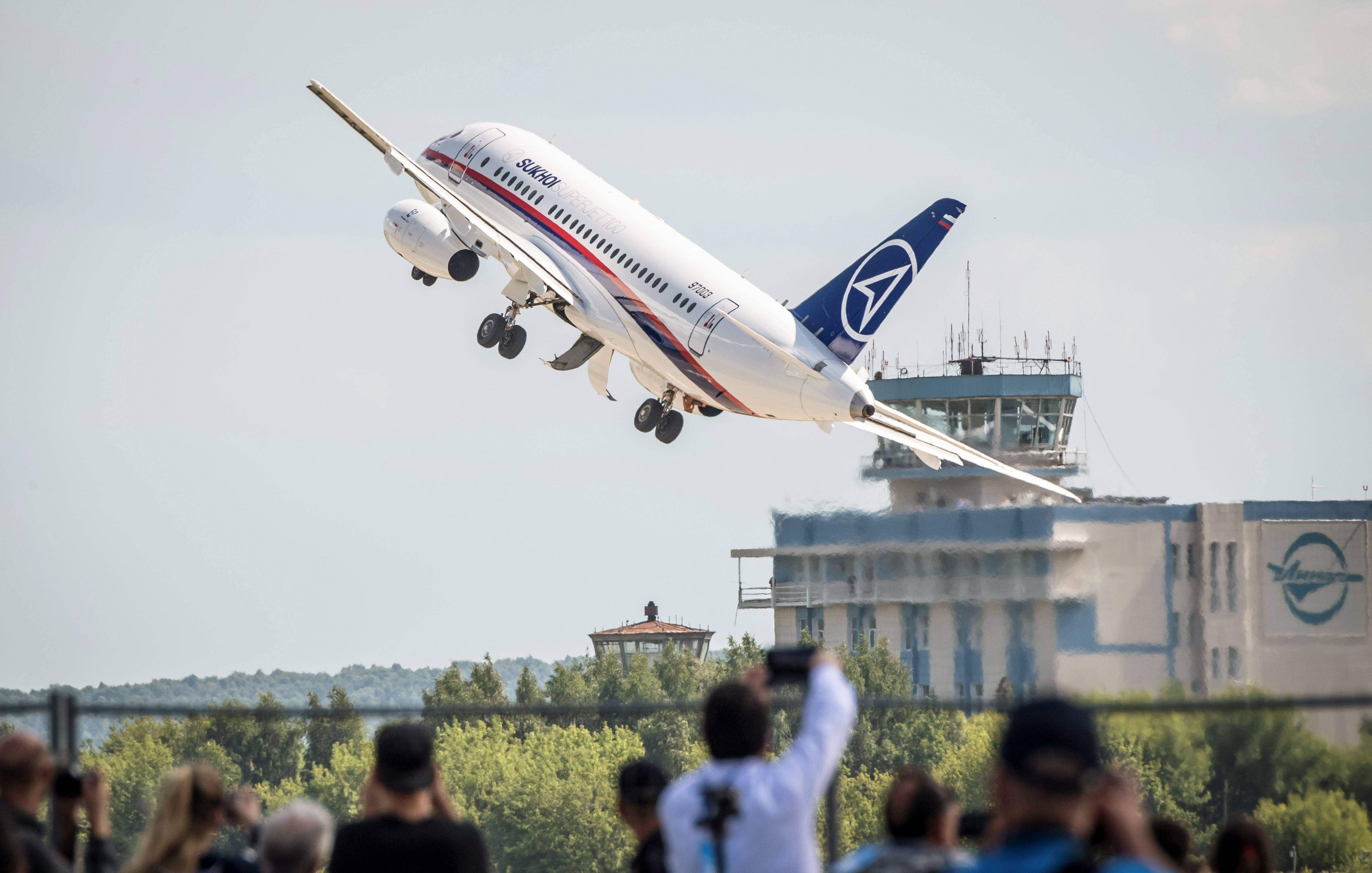 A aeronave Sukhoi Superjet 100 decola de um aeroporto em Zhukovsky, na Rússia.