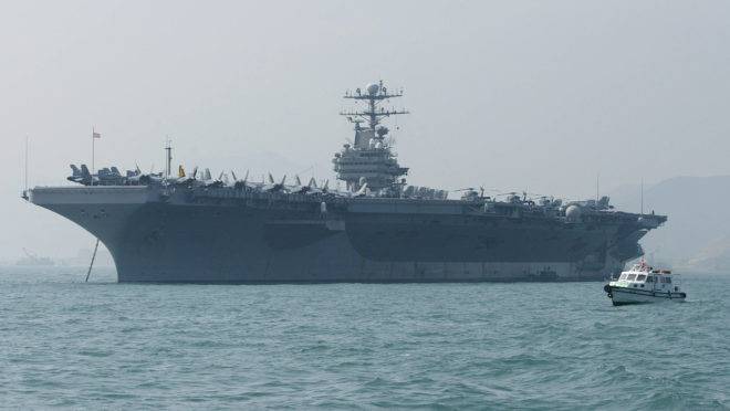 Porta-aviões USS Abraham Lincoln ancorado em Hong Kong, em 2004.