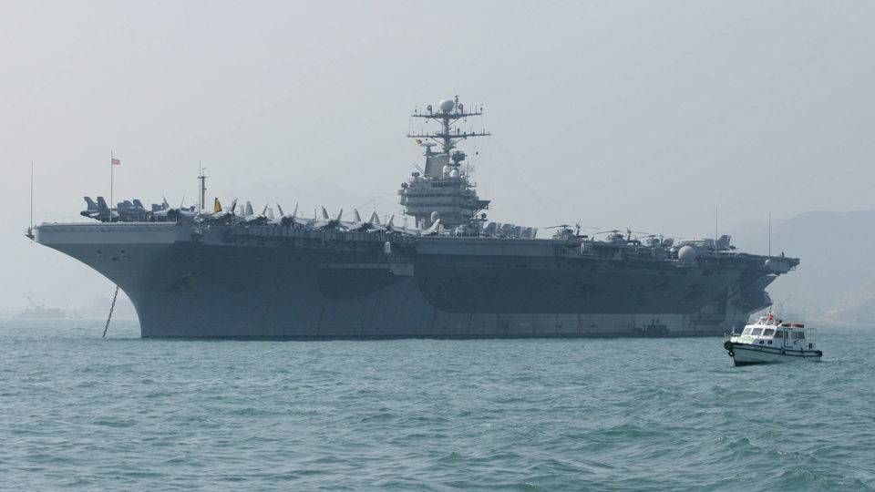 Porta-aviões USS Abraham Lincoln ancorado em Hong Kong, em 2004.