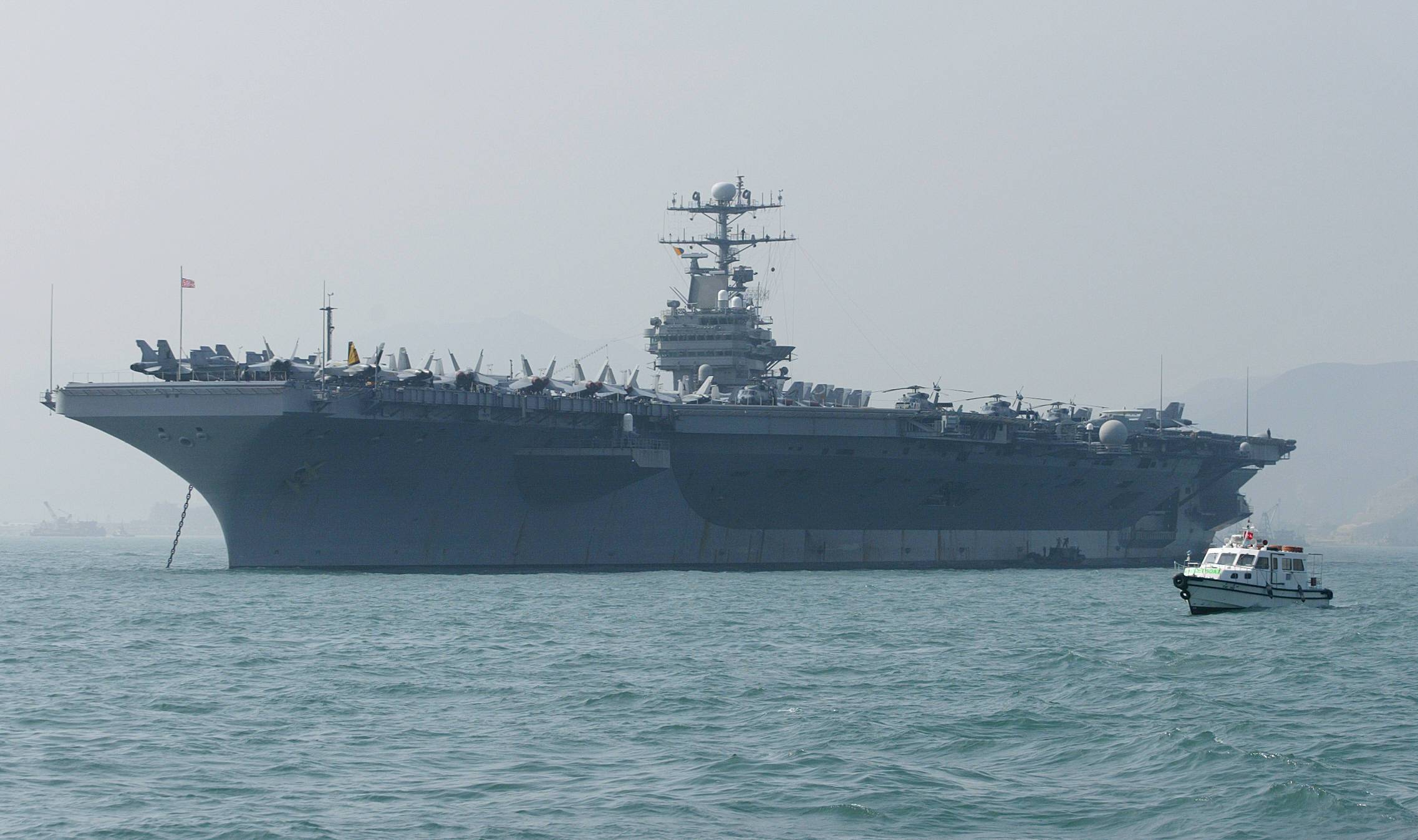 Porta-aviões USS Abraham Lincoln ancorado em Hong Kong, em 2004.
