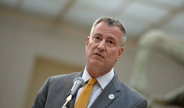 O prefeito de Nova York, Bill de Blasio, fala durante uma coletiva de imprensa no Museu Capitolino, em Roma, em 2014