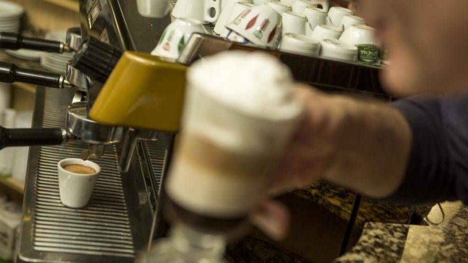 No balcão ou na mesinha, o café faz companhia ao bate-papo ou às reflexões solitárias, | Marcelo Andrade/Gazeta do Povo