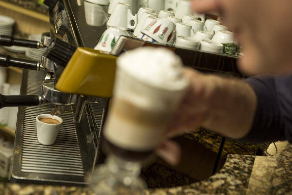 No balcão ou na mesinha, o café faz companhia ao bate-papo ou às reflexões solitárias, | Marcelo Andrade/Gazeta do Povo