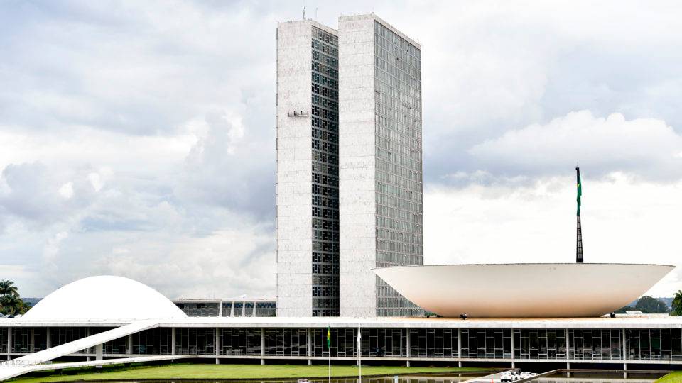 Fachada do Congresso Nacional, sede das duas Casas do Poder Legislativo brasileiro. Obra do arquiteto Oscar Niemeyer. As cúpulas abrigam os plenários da Câmara dos Deputados (côncava) e do Senado Federal (convexa), enquanto que nas duas torres - as mais altas de Brasília, com 100 metros - funcionam as áreas administrativas e técnicas que dão suporte ao trabalho legislativo diário das duas instituições. Foto: Geraldo Magela/Agência Senado