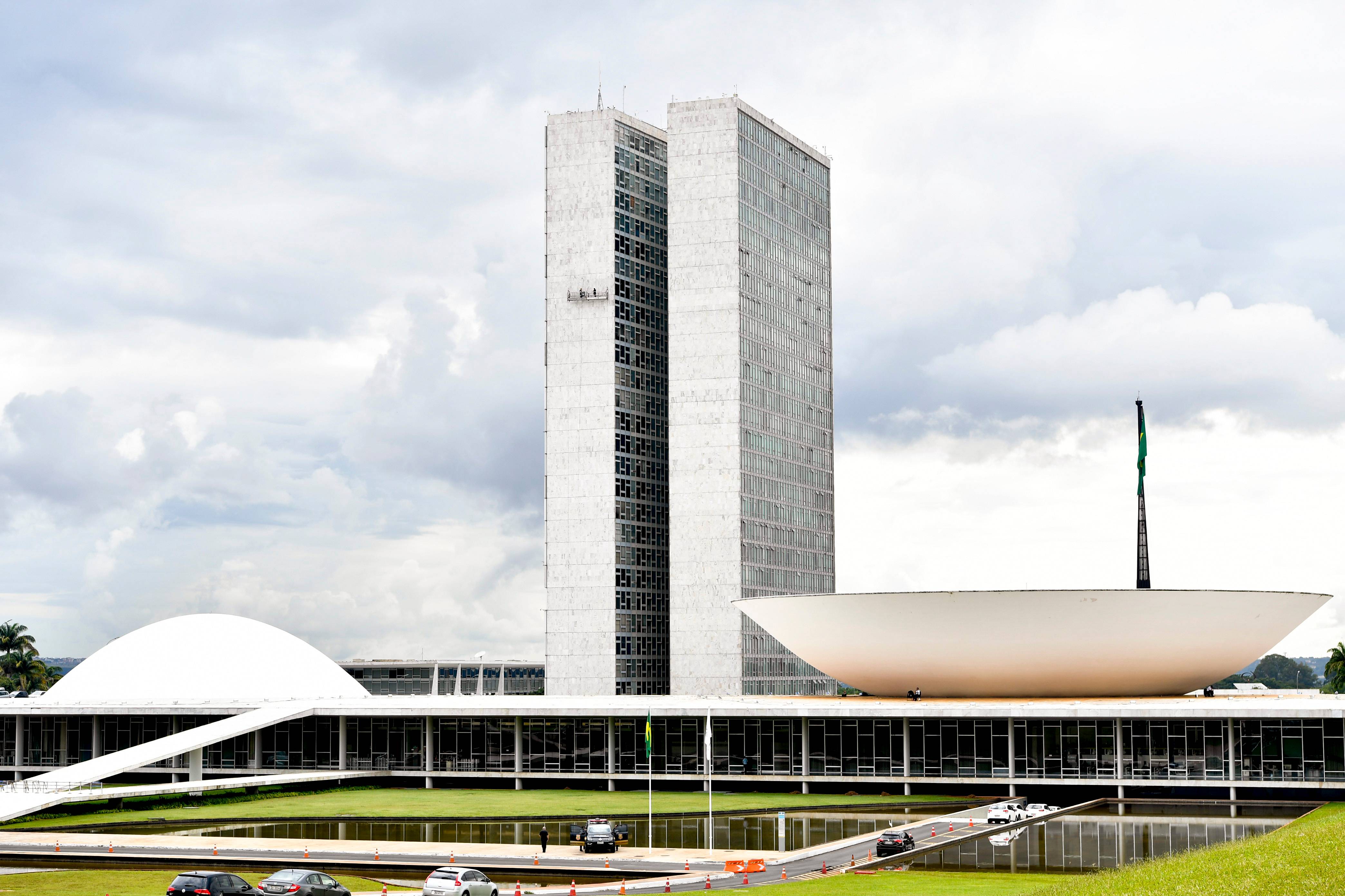 Fachada do Congresso Nacional, sede das duas Casas do Poder Legislativo brasileiro. Obra do arquiteto Oscar Niemeyer. As cúpulas abrigam os plenários da Câmara dos Deputados (côncava) e do Senado Federal (convexa), enquanto que nas duas torres - as mais altas de Brasília, com 100 metros - funcionam as áreas administrativas e técnicas que dão suporte ao trabalho legislativo diário das duas instituições. Foto: Geraldo Magela/Agência Senado