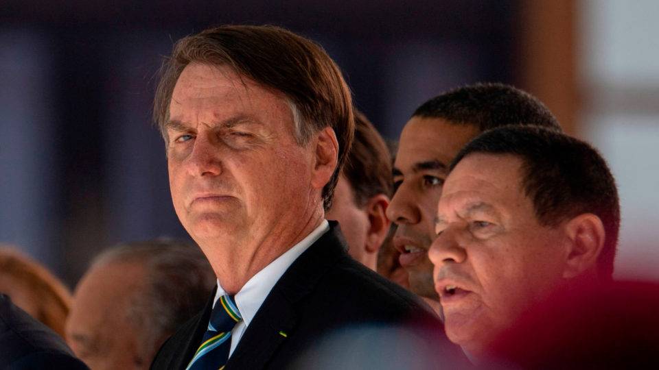 Além de ONGs, Bolsonaro inclui fazendeiros como suspeitos por queimadas O presidente Jair Bolsonaro e o vice-presidente general Hamilton Mourão em cerimônia no Colégio Militar do Rio de Janeiro em 6 de maio de 2019