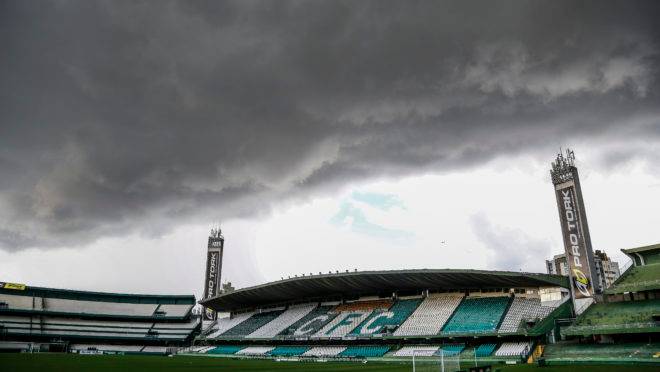 Estádio do Coritiba. Tempo ruim no Coritiba. Tempo ruim no Alto da XV. tags: tempo, clubes, clima, chuva, nuvens, futebol, crise, instabilidade, Curitiba, tempo ruim, pressão, diretoria, coxa, Alto da Glória. Fotos: André Rodrigues