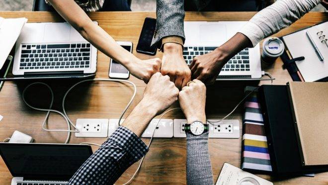 Sociedades capitalistas criam uma rede maior de confiança que alcança a todos.