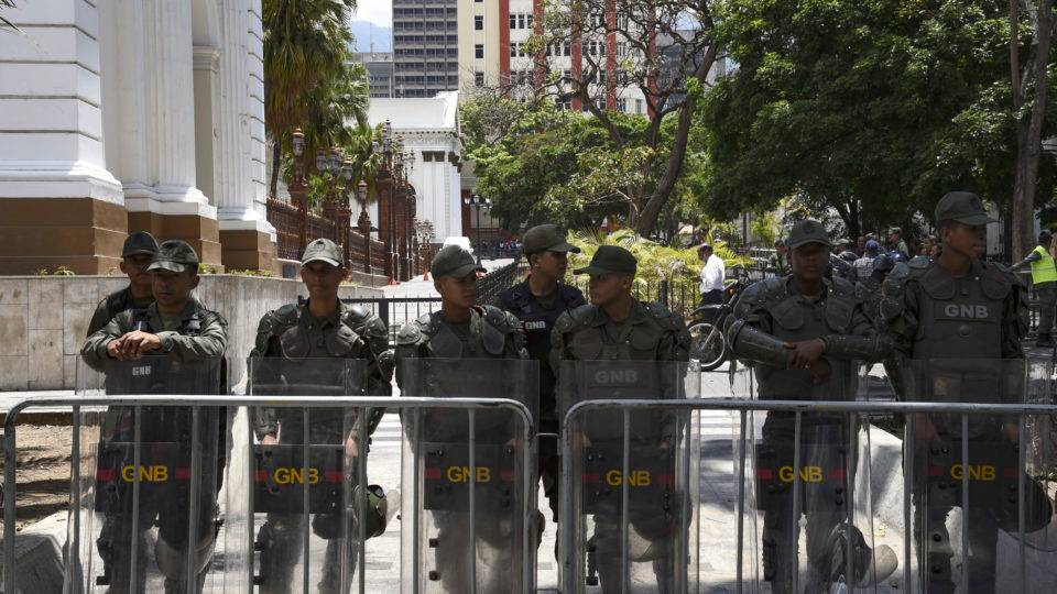 Membros da Guarda Nacional Bolivariana montam guarda do lado de fora do prédio da Assembleia Nacional, onde uma sessão plenária está acontecendo com a presença do líder da oposição venezuelana Juan Guaidó, em Caracas, em 7 de maio de 2019