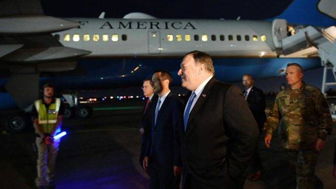 O secretário de Estado americano Mike Pompeo (ao centro), após chegar em Bagdá para reuniões, 7 de maio