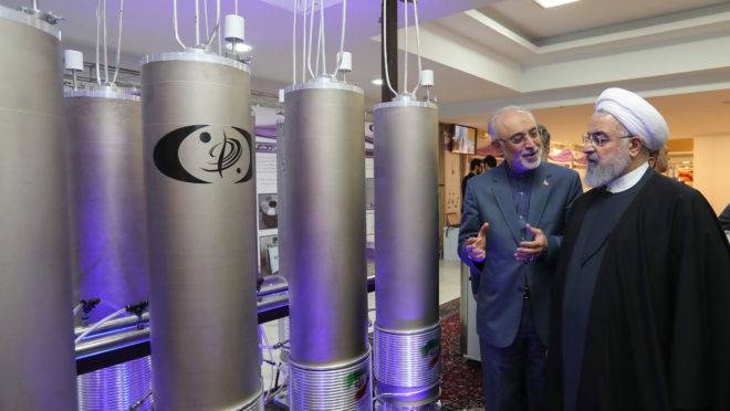 Presidente iraniano, Hassan Rouhani, conversa com o chefe da organização de tecnologia nuclear iraniana, Ali Akbar Salehi