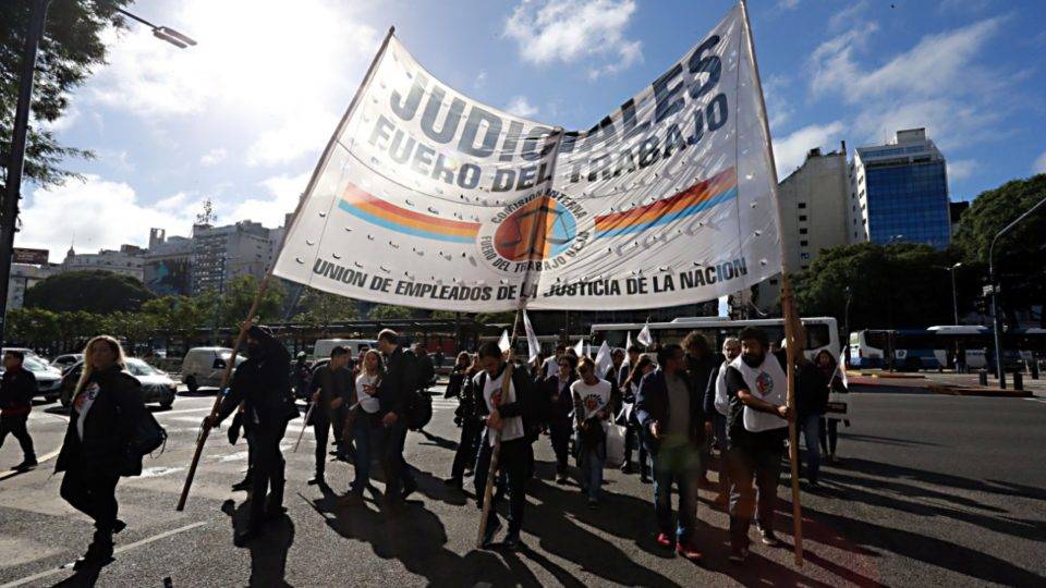 Protesto de trabalhadores nesta quarta-feira (8) em Buenos Aires.