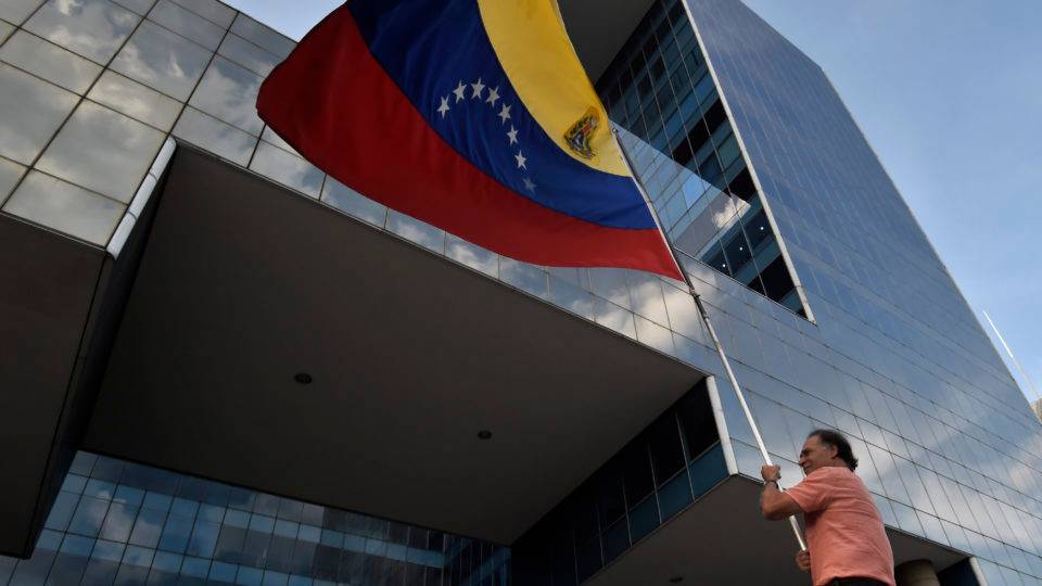 Manifestante anti-Maduro agita uma bandeira da Venezuela durante protesto no leste de Caracas