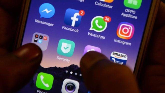 Celular mostra uma série de aplicativos.