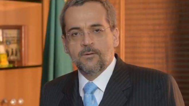 A imagem mostra o ministro Abraham Weintraub em vídeo em que explica o contingencionamento de verbas no Ministério da Educação.
