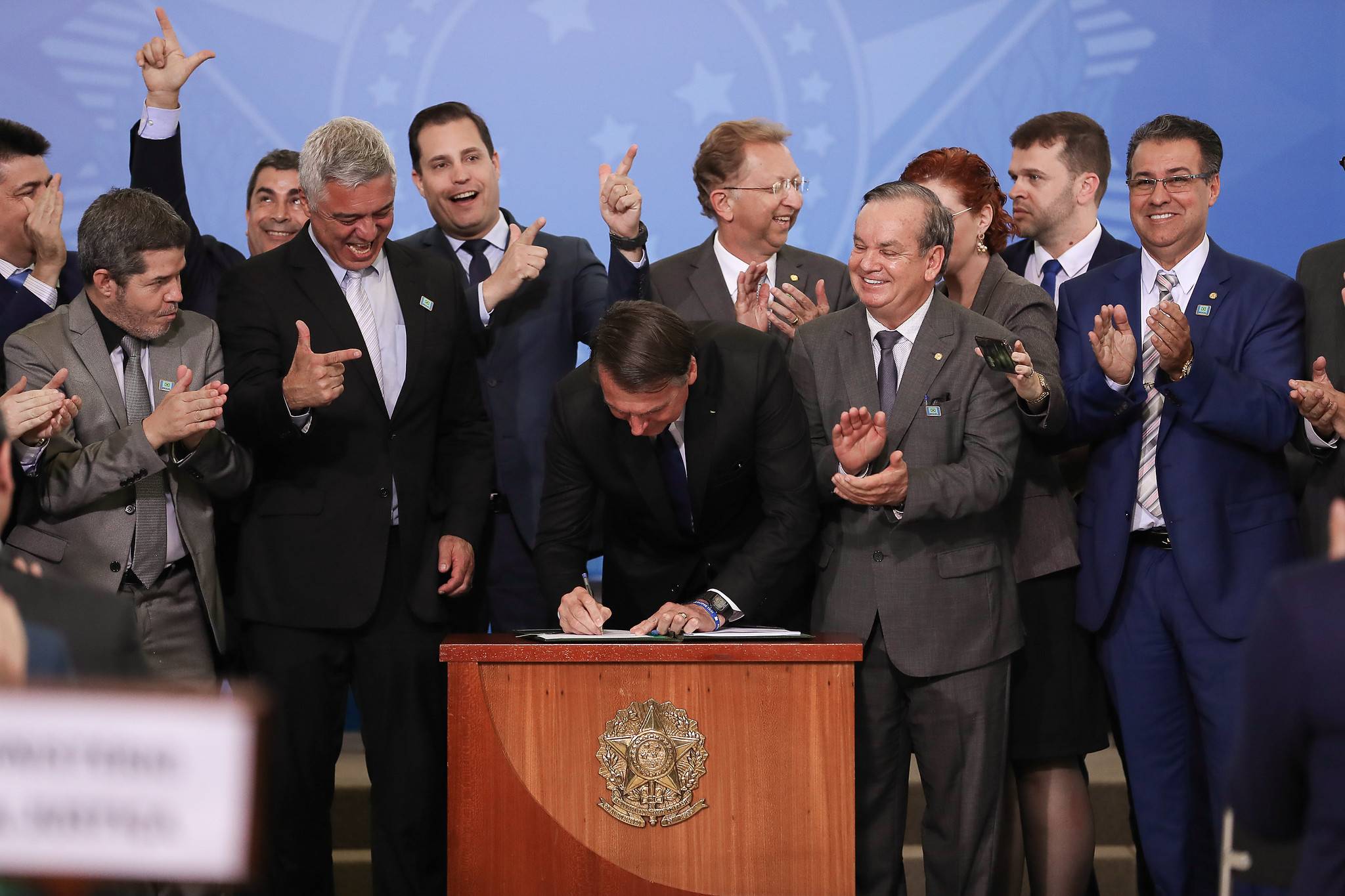 Presidente Jair Bolsonaro assina decreto que dispõe sobre aquisição, cadastro, registro, posse, porte e comercialização de armas de armas de fogo.Foto: Marcos Corrêa/PR