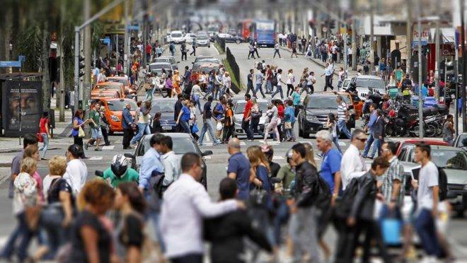 Dezenas de pessoas caminham pelas ruas do centro de Curitiba. Foto: Antonio More/Arquivo Gazeta do Povo