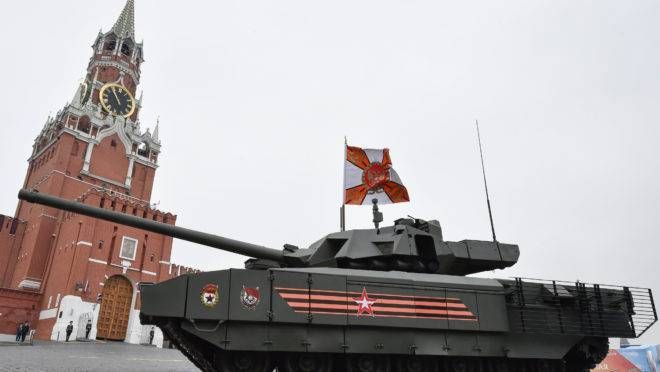 Tanque russo T-14 Armata durante desfile militar